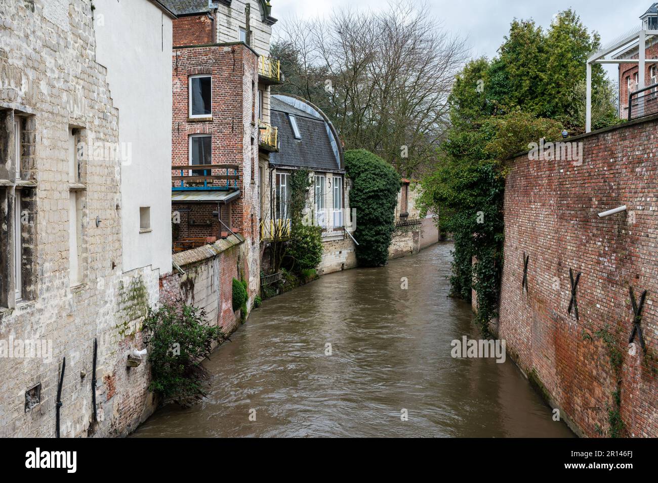 Leuven, Regione del Brabante Fiammingo, Belgio - 1 aprile 2023 - Vista sul ponte sul fiume Dyle e gli edifici storici Foto Stock