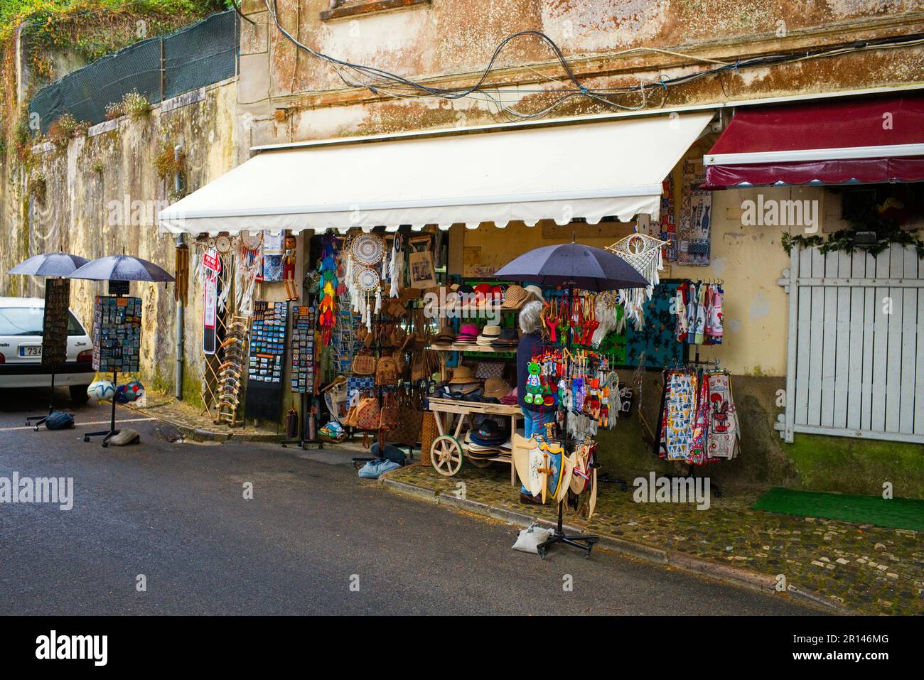 Un negozio di articoli da regalo e turistico nel centro di Sintra con prodotti esposti all'esterno Foto Stock