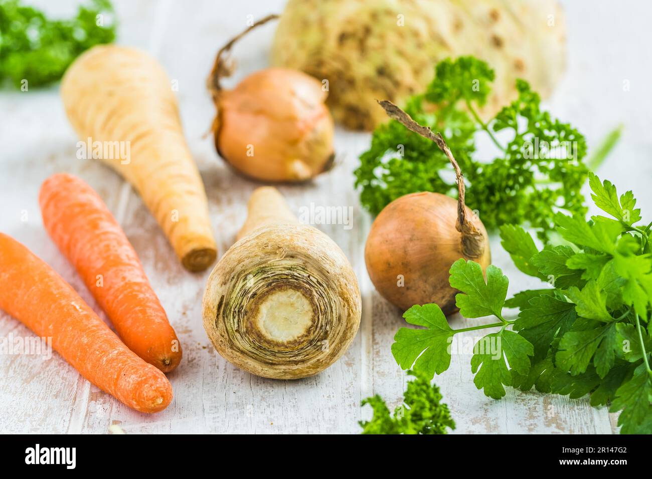 Verdure ed erbe per brodo vegetale, zuppe, brodo vegetale. Concetto di cibo sano e fatto in casa. Foto Stock