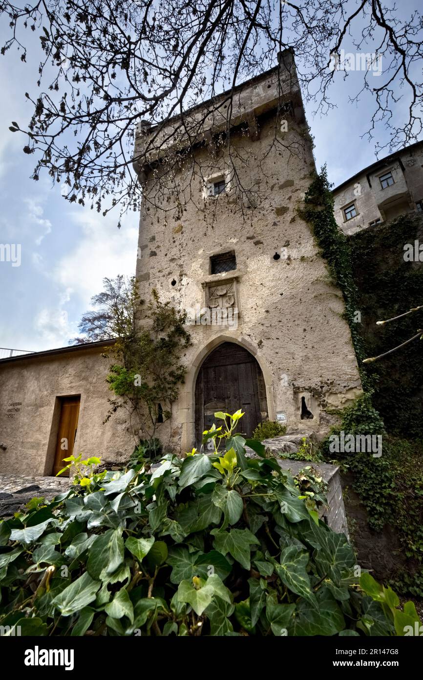 Torre d'ingresso del castello medievale di Presule/Prösels. Fiè allo Sciliar/Völs am Schlern, provincia di Bolzano, Trentino Alto Adige, Italia. Foto Stock
