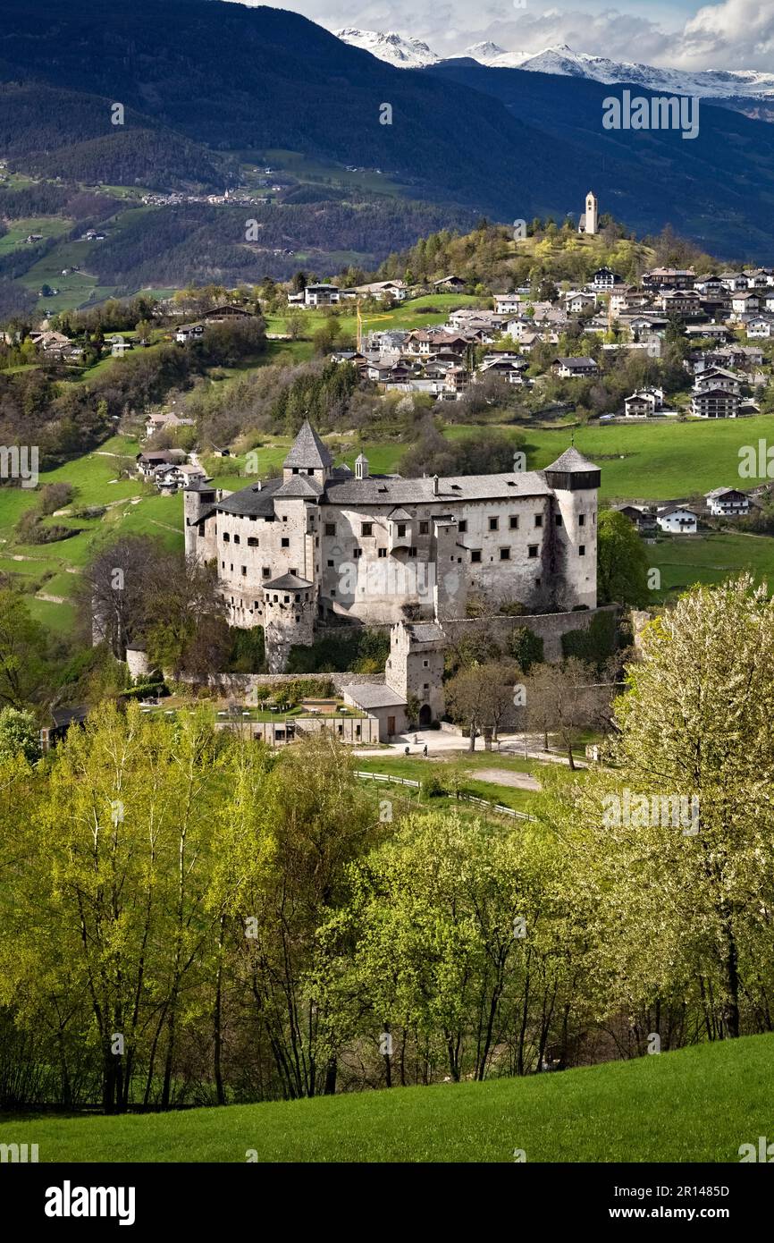 Il castello medievale di Presule/Prösels e il borgo tirolese di Fiè allo Sciliar/Völs am Schlern. Provincia di Bolzano, Trentino Alto Adige, Italia. Foto Stock