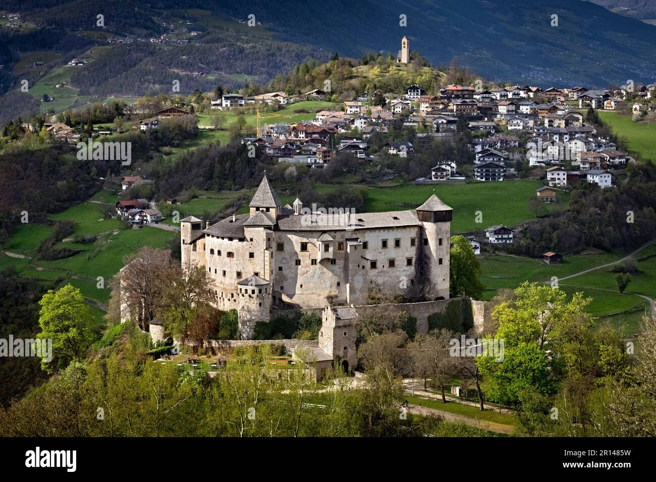 Il castello medievale di Presule/Prösels e il borgo tirolese di Fiè allo Sciliar/Völs am Schlern. Provincia di Bolzano, Trentino Alto Adige, Italia. Foto Stock