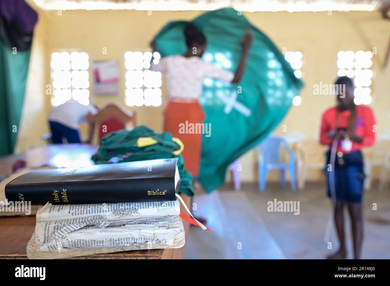 KENYA, Turkana, Lokichar, ACK Chiesa Anglicana del Kenya, Messa domenicale per il popolo turco, bibbia / KENIA, Turkana Volksgruppe, Anglikanische Kirche ACK, evangelizzatore Gottesdienst am Sonntag in der St. Pauls Kirche, Bibel Foto Stock