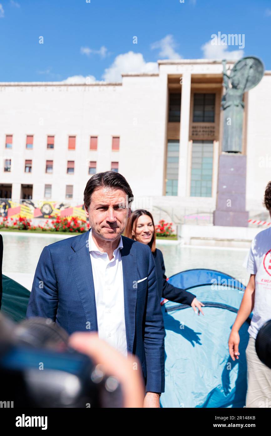 Gli studenti discutono delle escursioni in affitto con un politico alla Sapienza, sotto lo sguardo di Minerva. Foto Stock