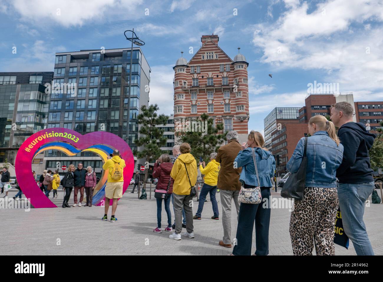 Liverpool, Inghilterra. 11th maggio 2023, la gente posa per le foto durante la settimana Eurovision a Pier Head il 11th maggio 2023 a Liverpool, Inghilterra. Credit: Notizie SMP / Alamy Live News Foto Stock