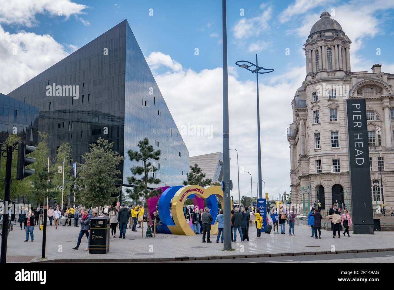Liverpool, Inghilterra. 11th maggio 2023, la gente posa per le foto durante la settimana Eurovision a Pier Head il 11th maggio 2023 a Liverpool, Inghilterra. Credit: Notizie SMP / Alamy Live News Foto Stock