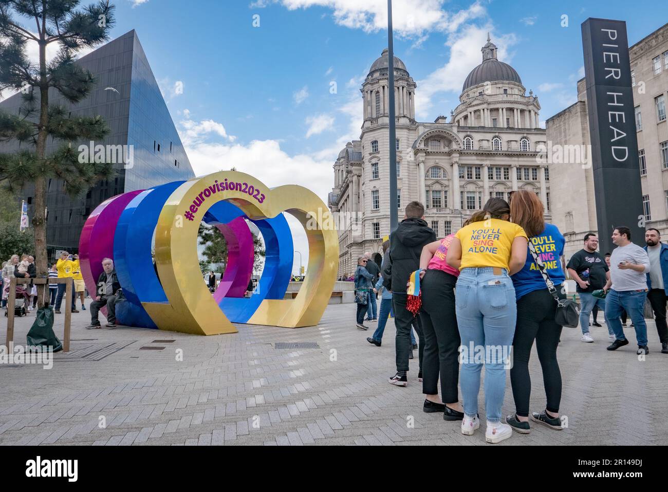 Liverpool, Inghilterra. 11th maggio 2023, la gente posa per le foto durante la settimana Eurovision a Pier Head il 11th maggio 2023 a Liverpool, Inghilterra. Credit: Notizie SMP / Alamy Live News Foto Stock