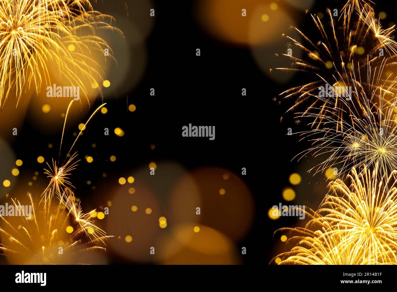 Elegante fondo oro e nero con fuochi d'artificio e scintille leggere. Sfondo per celebrazioni di compleanno, grandi eventi, complimenti e vacanze li Foto Stock