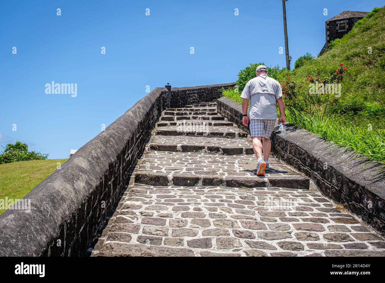 Uomo che sale le scale a Brimstone Hill Fortezza in St. Kitts Foto Stock