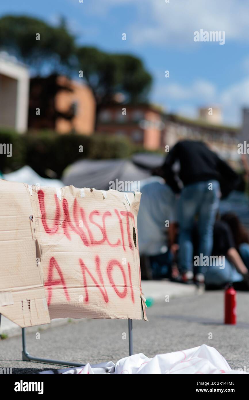 Protesta per un alloggio studentesco a prezzi accessibili presso l'Università Sapienza: Gli studenti si accamparono all'ombra della statua Minerva, simboleggiando saggezza e apprendimento, Foto Stock