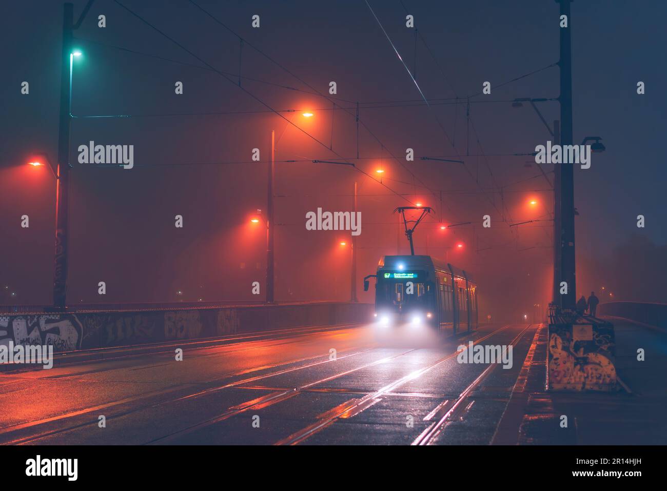 Titel: Tram di berlino in nebbia, tram in nebbia bagnata, Un tram di Berlino guida su un ponte nebbia, blurry Foto Stock