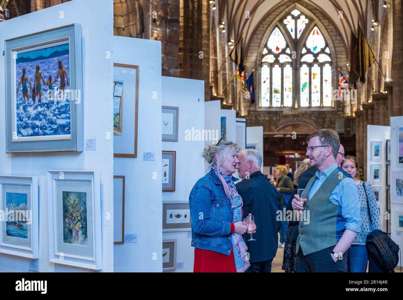 Haddington, East Lothian, Scozia, Regno Unito, 11th maggio 2023. Fiera d'arte: La chiesa di Santa Maria lancia il suo 2nd° evento artistico (l'ultimo nel 2017) con 40 artisti che espongono e vendono le loro opere d'arte, tra cui dipinti, collage e ceramiche, molti dei quali con i paesaggi della contea. La fiera d'arte si trova il 12-14 maggio. Credit: Sally Anderson/Alamy Live News Foto Stock