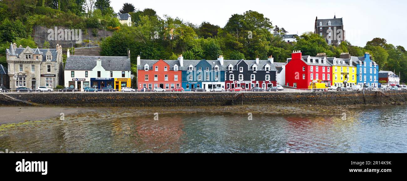 Tobermory, Isola di Mull, Ebridi, Scozia - 15 giugno 2015: Gli edifici colorati sulla strada principale lungo il lungomare. Foto Stock