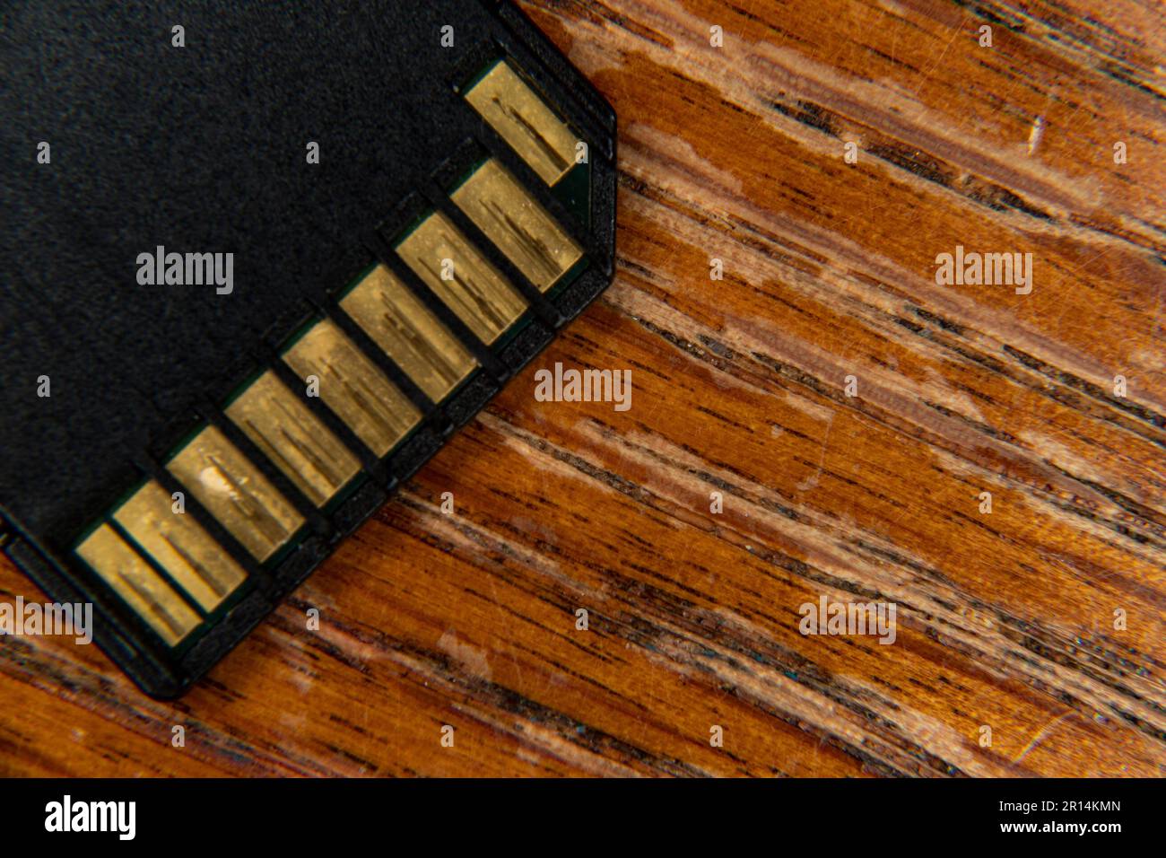 Primo piano della scheda di memoria SD nera, fotografia, tecnologia su sfondo di legno con spazio di copia, scheda SD utilizzata per memorizzare foto, video o altri dati u Foto Stock