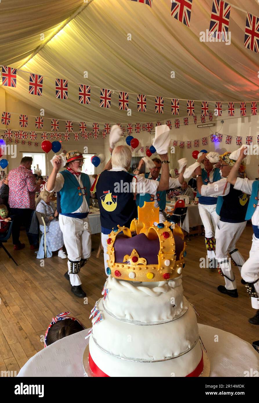 I Gioielli della Corona e la festa del villaggio dell'incoronazione del Re, la ciliegina sulla torta! Inghilterra, Regno Unito Foto Stock