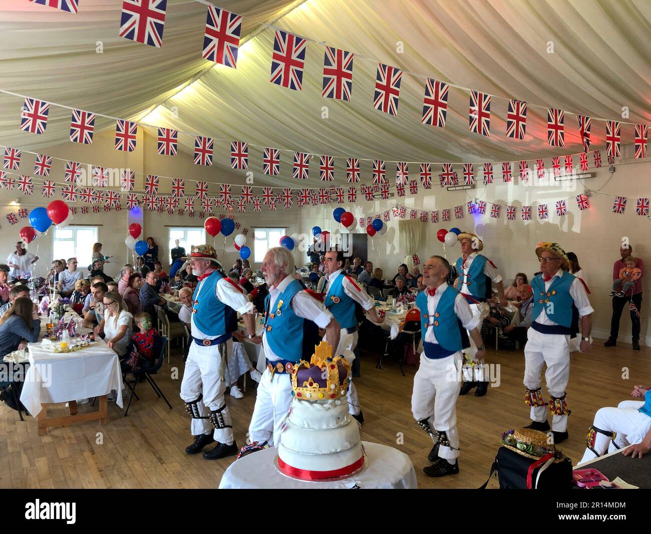 I Gioielli della Corona e la festa del villaggio dell'incoronazione del Re, la ciliegina sulla torta! Inghilterra, Regno Unito Foto Stock