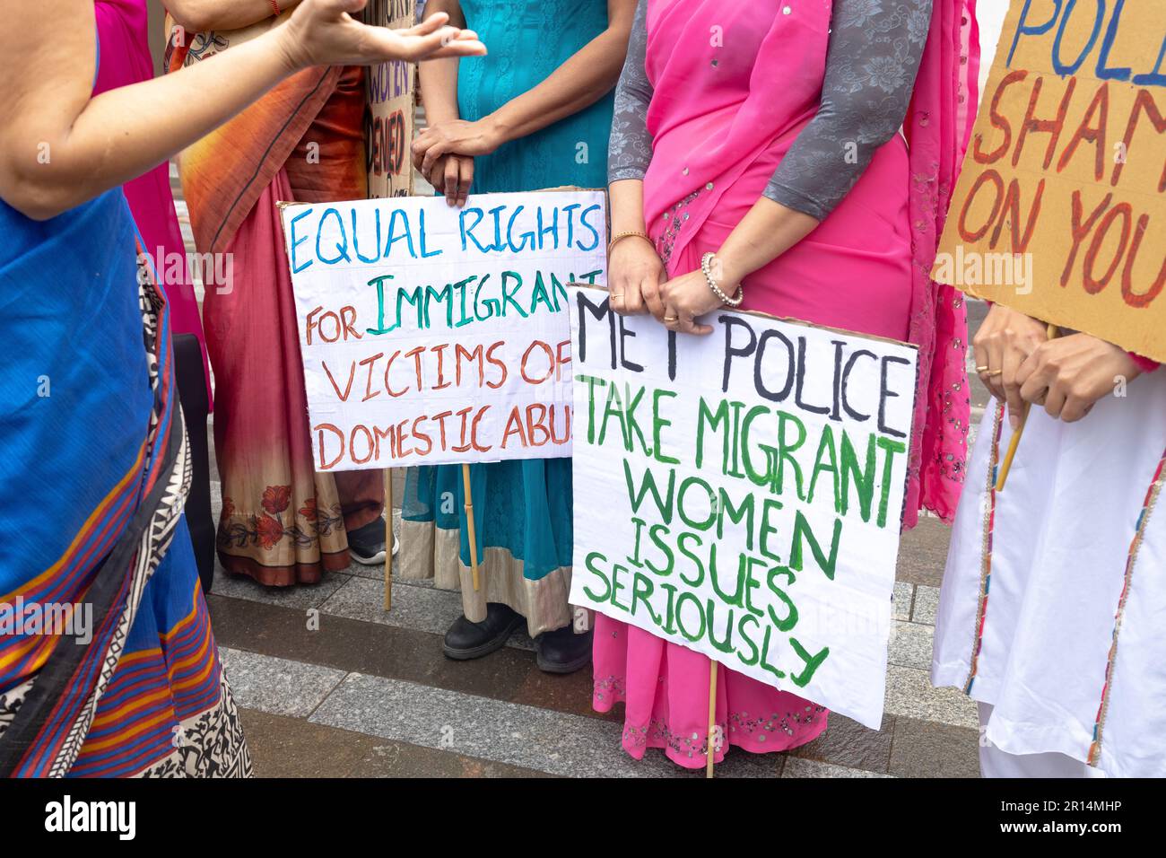 Londra, Inghilterra, Regno Unito 11 maggio 2023 i diritti delle donne migranti protestano contro i fallimenti della polizia per proteggere i diritti delle vittime di abusi domestici a New Scotland Yard Foto Stock
