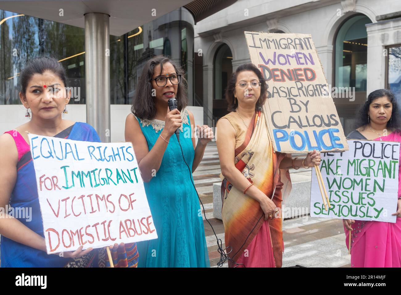 Londra, Inghilterra, Regno Unito 11 maggio 2023 i diritti delle donne migranti protestano contro i fallimenti della polizia per proteggere i diritti delle vittime di abusi domestici a New Scotland Yard Foto Stock