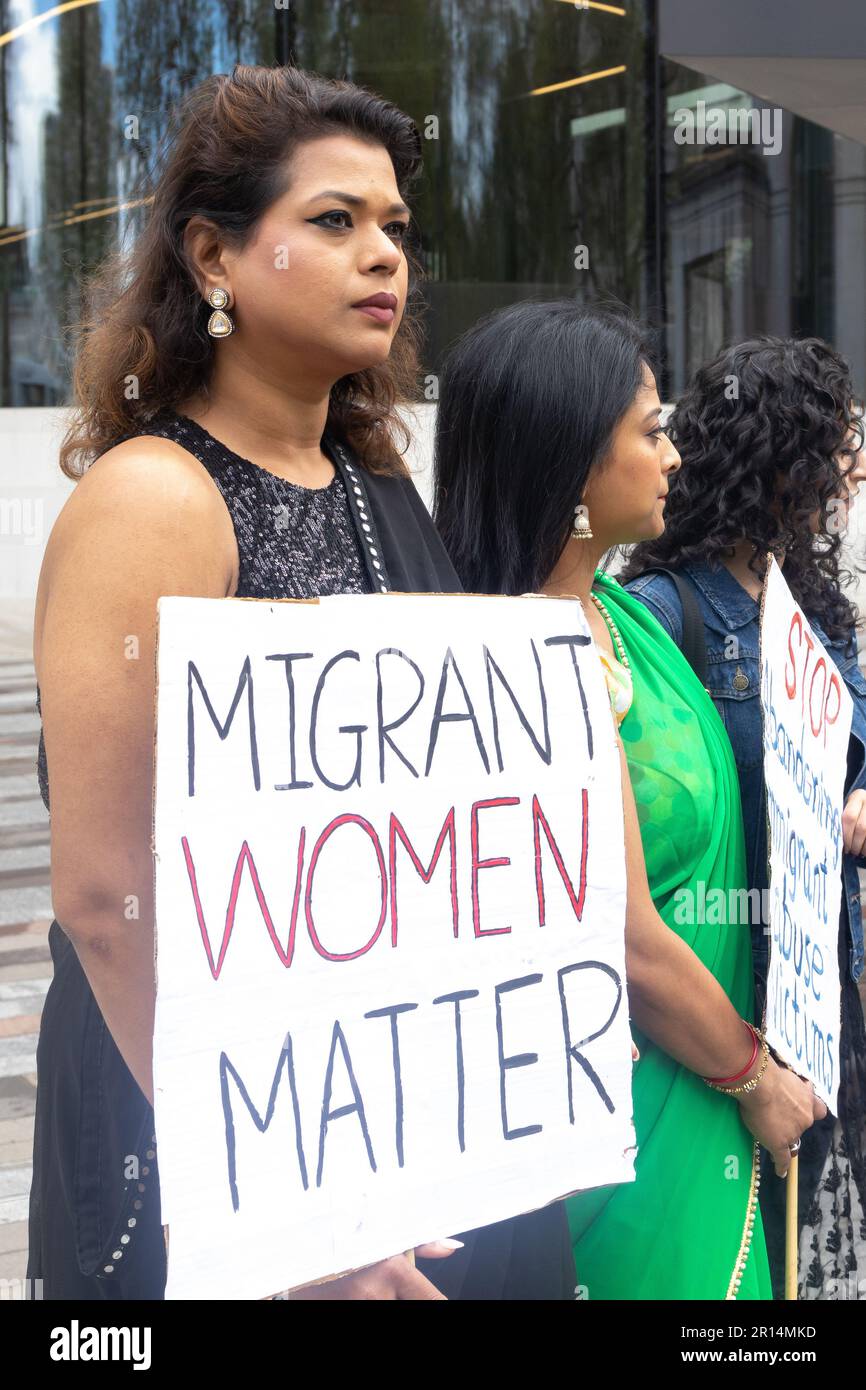 Londra, Inghilterra, Regno Unito 11 maggio 2023 i diritti delle donne migranti protestano contro i fallimenti della polizia per proteggere i diritti delle vittime di abusi domestici a New Scotland Yard Foto Stock
