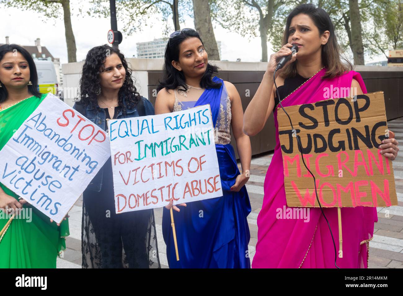 Londra, Inghilterra, Regno Unito 11 maggio 2023 i diritti delle donne migranti protestano contro i fallimenti della polizia per proteggere i diritti delle vittime di abusi domestici a New Scotland Yard Foto Stock