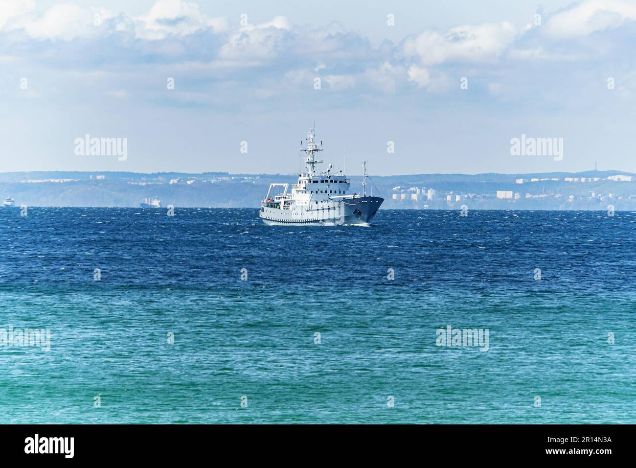 Una nave scientifica militare che entra nel porto di Hel, penisola di Hel in Polonia Foto Stock