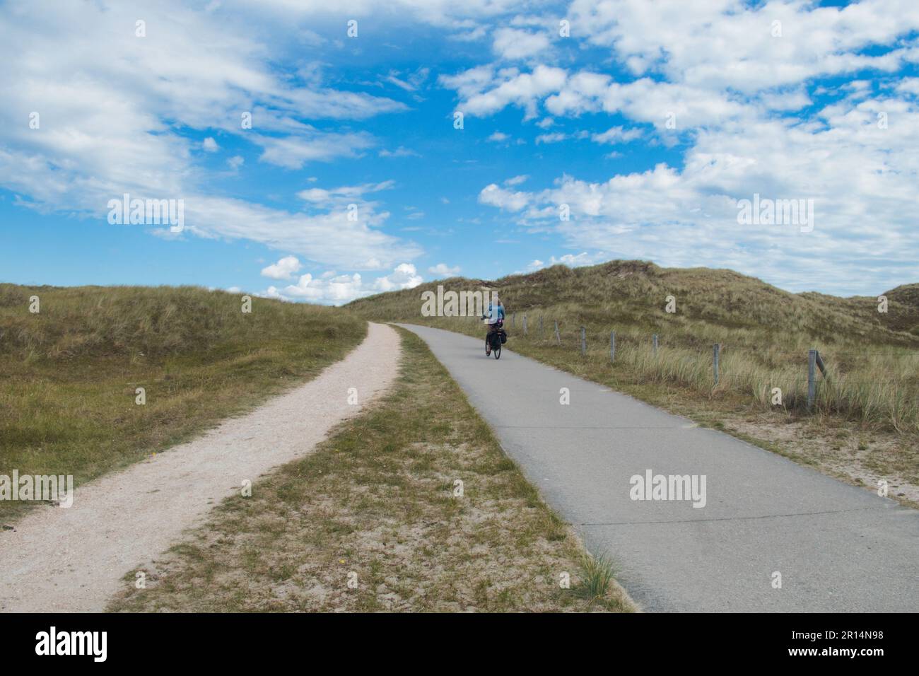 Ciclisti nelle dune del Nord Olanda Foto Stock