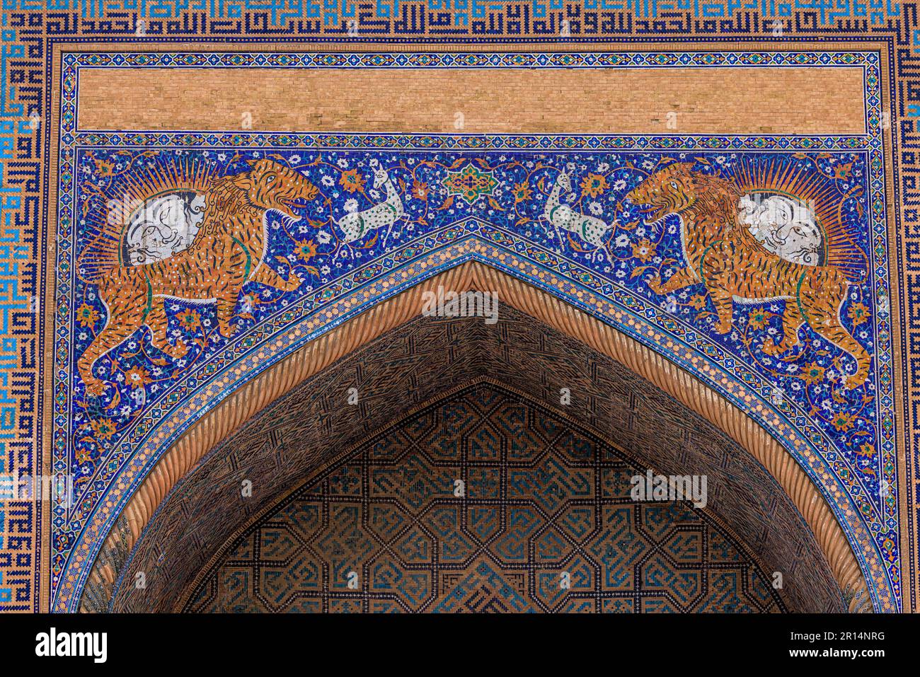 particolare del portale superiore della madrasa dor sher mette in evidenza mosaici di tigri o leoni con il sole personificato che sorge in piazza del registan samarcanda Foto Stock