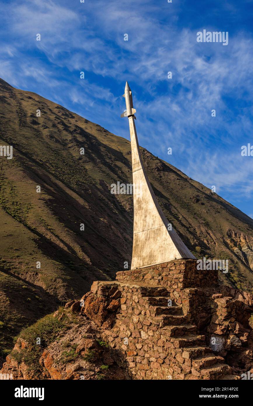 una copia più piccola del monumento ai conquistatori di spazio in cima a un passo di montagna sulla rotta ferroviaria per bishkek kirghizstan Foto Stock