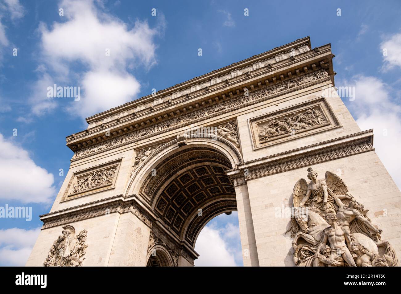 Parigi, Arco di Trionfo nel cielo blu, bellissimo monumento Foto Stock