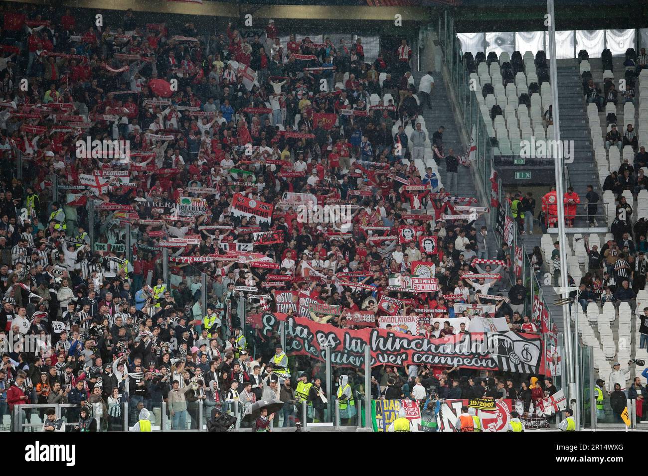 Milano, Italia. 11th maggio, 2023. Tifosi del Sevilla FC durante la semifinale della UEFA Europa League, prima tappa, partita di calcio tra Juventus FC e Sevilla FC il 11 maggio 2023 allo stadio Allianz di Torino. Credit: Nderim Kaceli/Alamy Live News Foto Stock