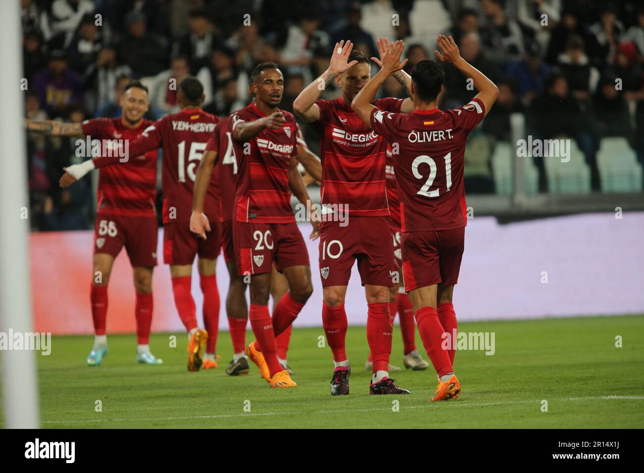 Milano, Italia. 11th maggio, 2023. Ivan Rakitic del Sevilla FC festeggia con i compagni di squadra durante la semifinale della UEFA Europa League, prima tappa, partita di calcio tra Juventus FC e Sevilla FC il 11 maggio 2023 allo stadio Allianz di Torino. Credit: Nderim Kaceli/Alamy Live News Foto Stock