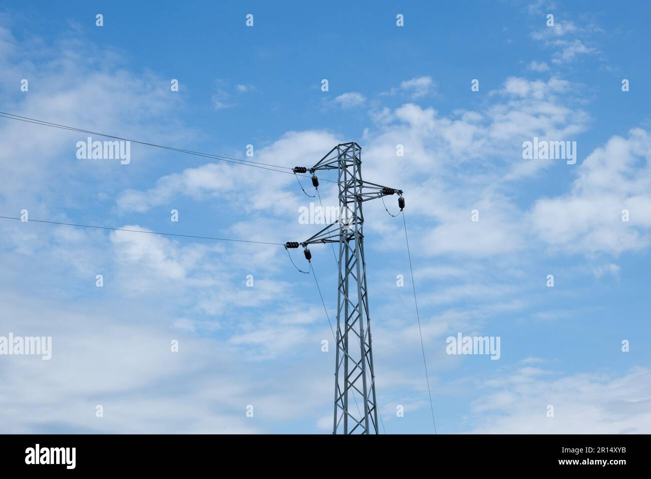 Alta energia elettrica piloni contro il cielo blu. Area open space. Foto Stock