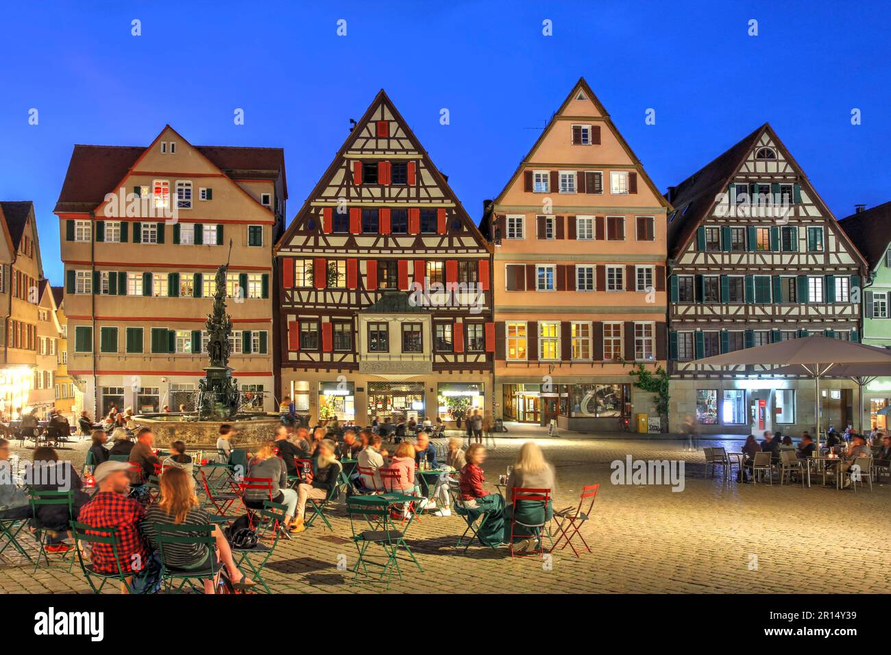 Case storiche a Marktplatz (Piazza del mercato) nella città universitaria di Tübingen, nella regione tedesca di Baden-Württemberg, durante una serata estiva. Foto Stock