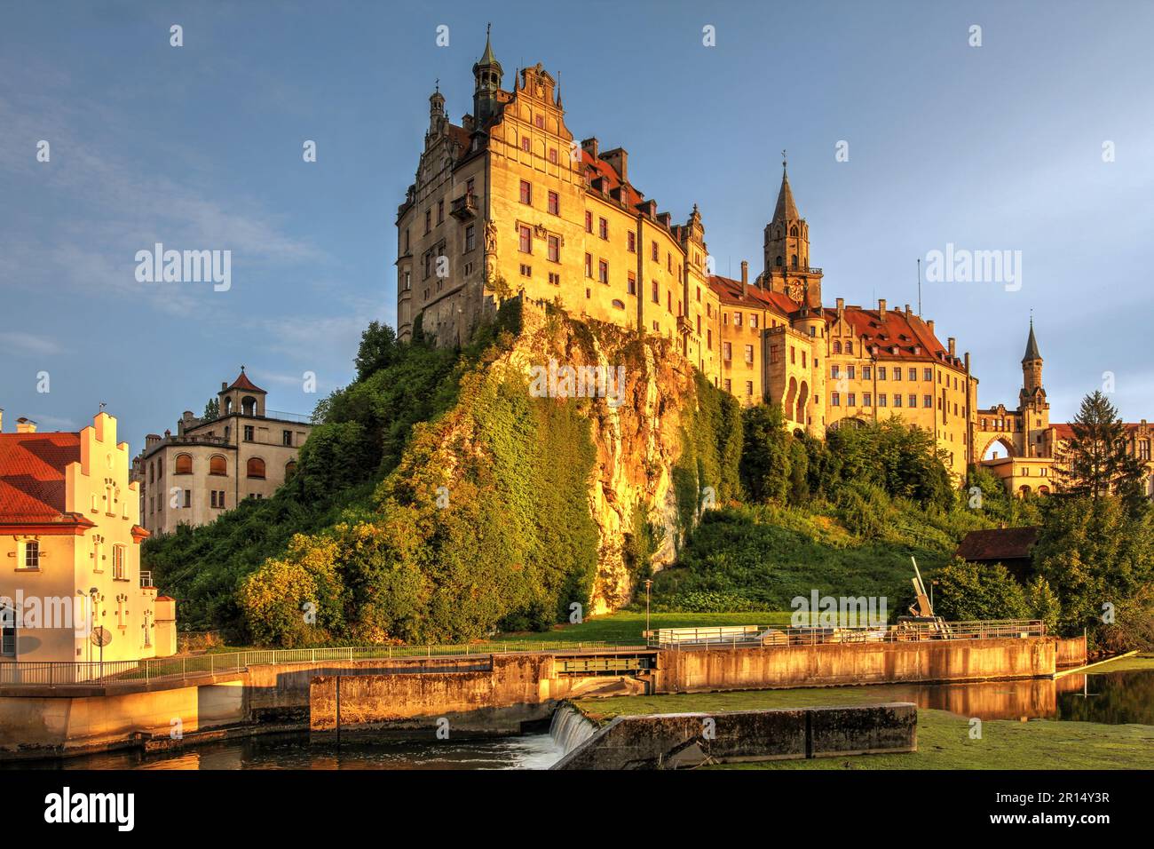 Luce d'oro sullo Schloss Sigmaringen (Castello), una storica roccaforte Hohenzollern lungo il Danubio nella regione dell'Albo Svevo di Baden-Württemberg. Foto Stock