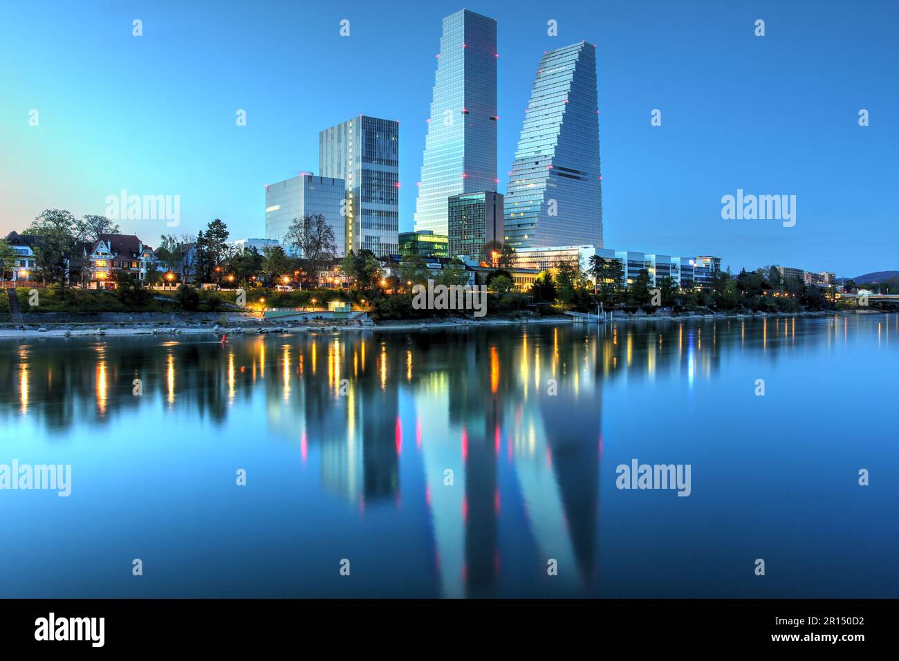 I due grattacieli comunemente chiamati Roche Towers sono stati costruiti rispettivamente nel 2015 e nel 2022 lungo il fiume Reno. Quello più alto, finito Foto Stock