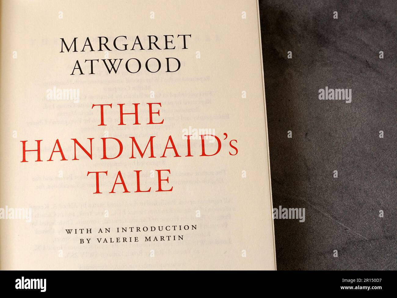 Pagina del titolo all'interno di una copia della racconto della serva di Margaret Atwood. Foto Stock