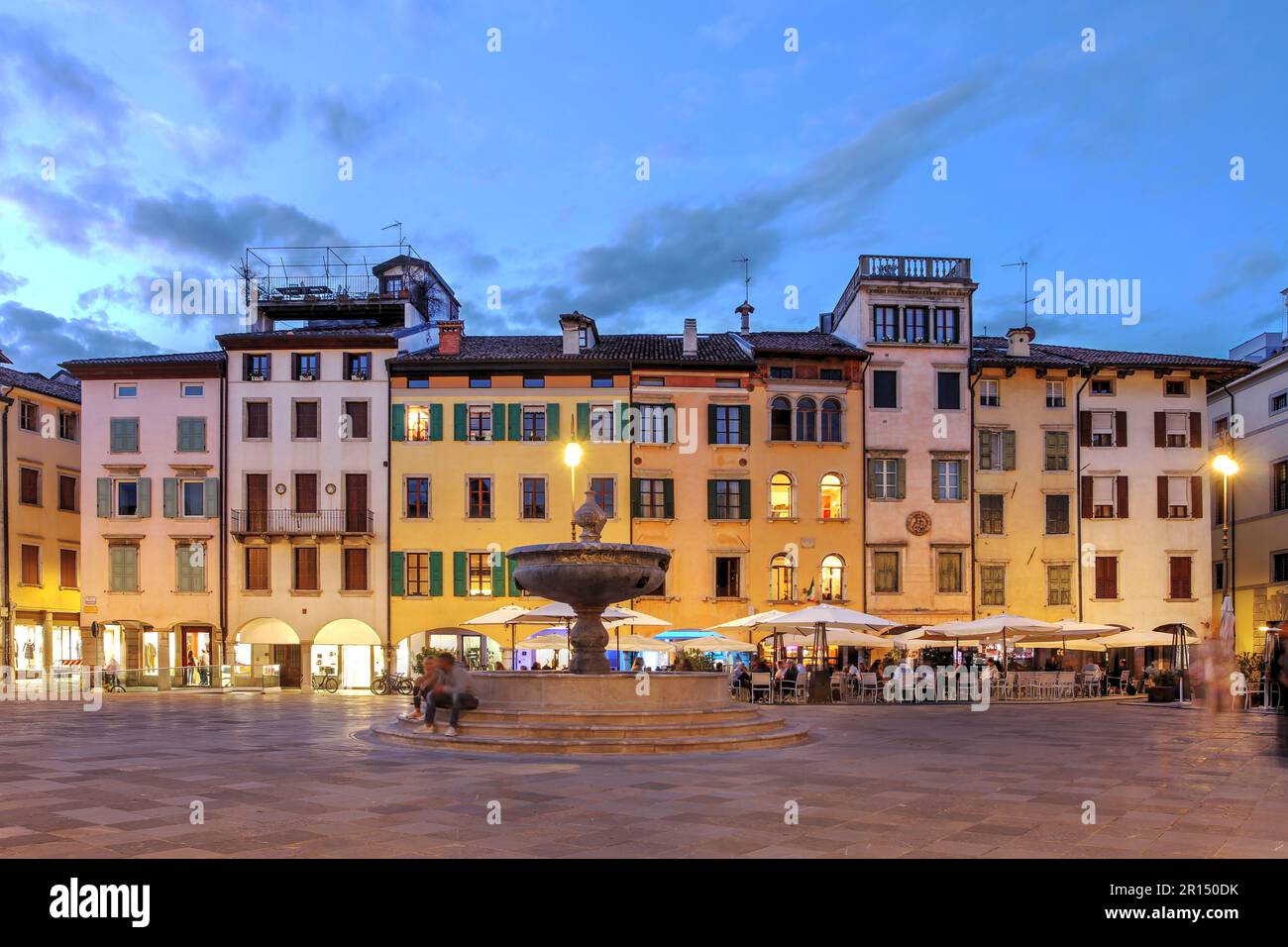 Belle case che si affacciano su Piazza San Giacomo (conosciuta anche come Piazza Giacomo Matteotti o mercato nuovo - nuovo mercato) a Udine, Italia di notte. Foto Stock