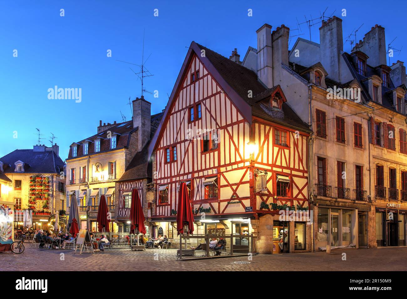 Notte in Place Francois Rude (o Place du Bareuzai) nel centro storico di Digione, Francia. Foto Stock