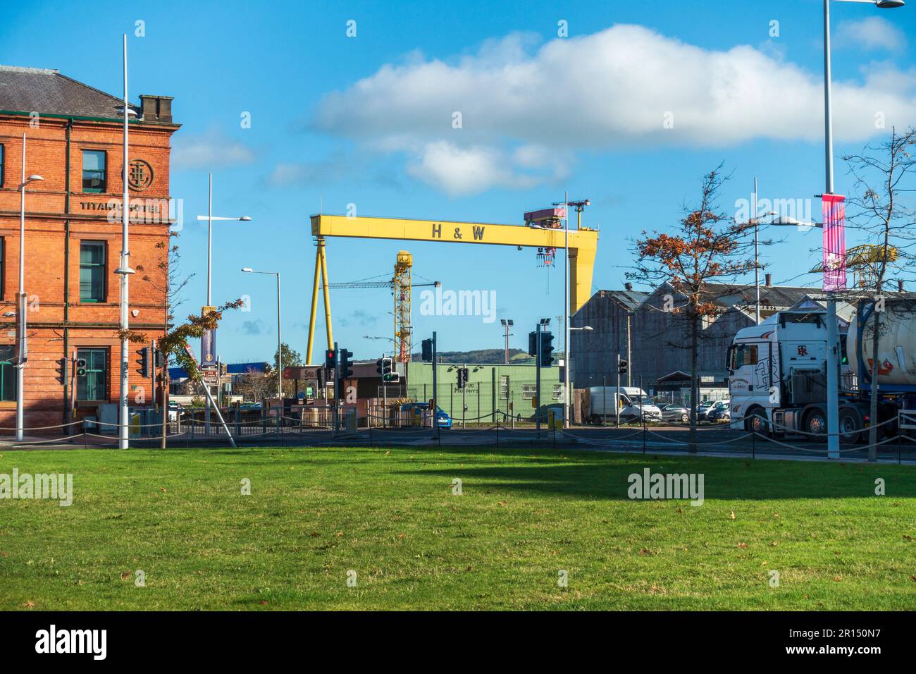 Harland e Wolff Samson e Goliath Cranes accanto al Titanic Hotel Belfast nel quartiere Titanic, Belfast, Irlanda del Nord, Regno Unito Foto Stock