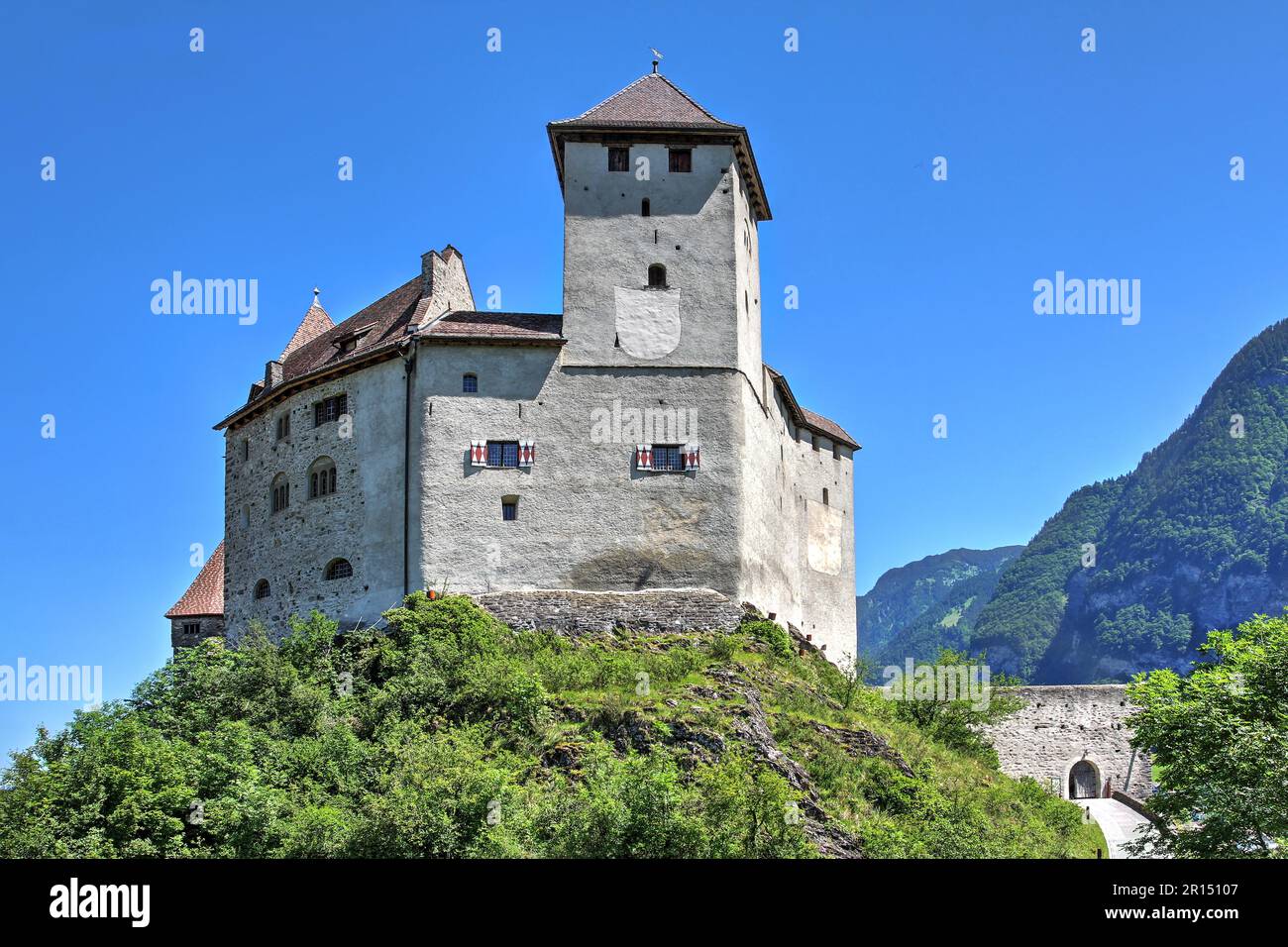 Castello medievale di Gutenberg che domina il comune di Balzers del Liechtenstein. Foto Stock