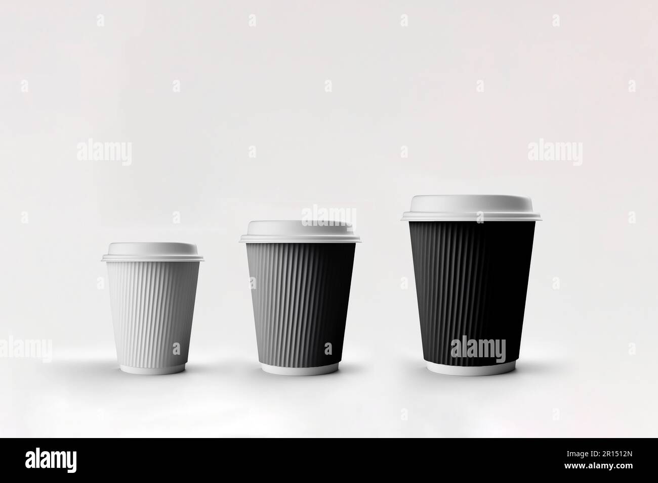 Tazze da asporto per alberi in diverse dimensioni. Colori bianco, nero e grigio. Isolato su sfondo nero Foto Stock