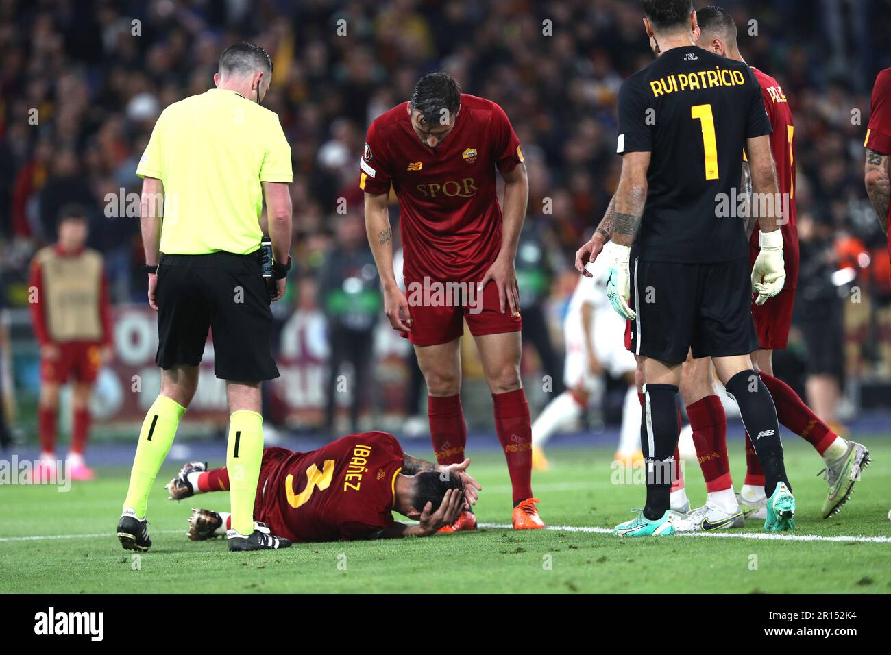 Roma, . 11th maggio, 2023. Roma, Italia 11.05.2023: Roger Ibanez di Roma ferito durante LA UEFA Europa LEAGUE 2022/2023, partita di calcio semifinale COME Roma vs Bayer 04 Leverkusen allo stadio olimpico di Roma. Credit: Independent Photo Agency/Alamy Live News Foto Stock