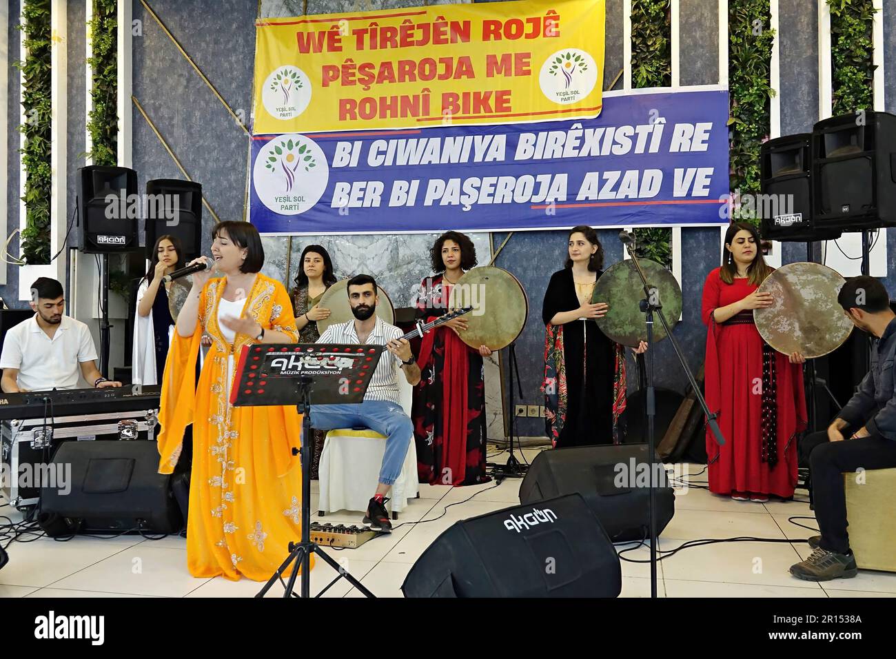 Diyarbakir, Turchia. 11th maggio, 2023. Il gruppo musicale collettivo Free Rhythms si esibisce durante il Green Left Party's (YSP) Youth Festival a Diyarbakir. Il Partito della sinistra verde (YSP), sostenuto da gran parte dell'opposizione curda nelle elezioni in Turchia, ha organizzato un Festival della gioventù a Diyarbakir. Centinaia di giovani che hanno partecipato alla festa hanno cantato canzoni e ballato. (Foto di Mehmet Masum Suer/SOPA Images/Sipa USA) Credit: Sipa USA/Alamy Live News Foto Stock