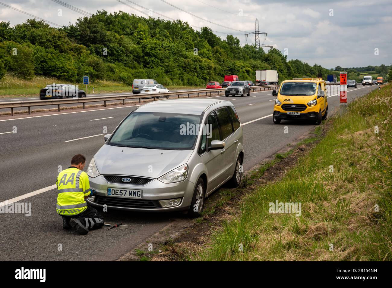 L'auto viene recuperata da una pattuglia AA sulla M40 a Oxfordshire, Regno Unito Foto Stock