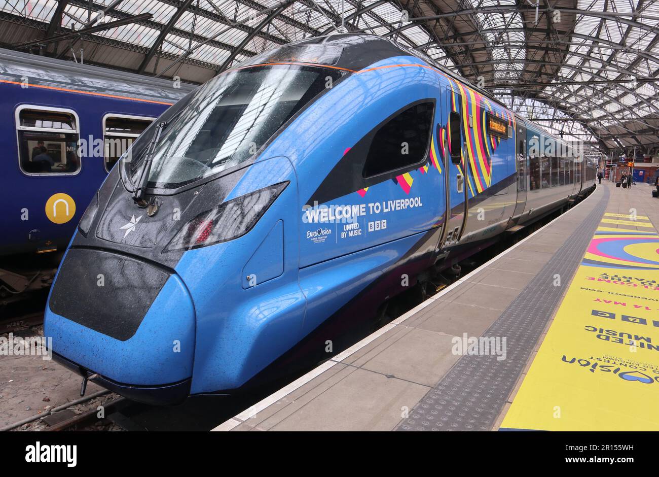 Liverpool, Inghilterra 11th Maggio Aprile 2023 Un treno operato da TransPennine Express stabled alla stazione di Liverpool Lime St. Il treno è decorato per celebrare il concorso di canzoni Eurovision che si è tenuto a Liverpool all'epoca. Era il giorno in cui TPE ricevette la notifica che il loro franchising non sarebbe stato esteso e che il controllo del loro franchising sarebbe ritornato al governo. L'unità di classe 397 è stata costruita dalla CAF a Beasain, Spagna per essere affittata a TPE. Dodici cinque unità sono state costruite per operare sui servizi tra Liverpool Line St/Manchester Airport e Edinburgh Waverley/Glasgow Central. ©Ged Noona Foto Stock