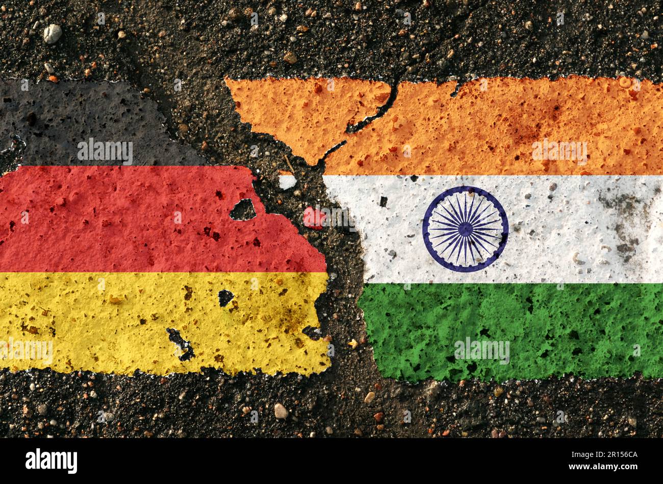 Sul marciapiede sono immagini delle bandiere di Germania e India, come simbolo di confronto. Immagine concettuale. Foto Stock