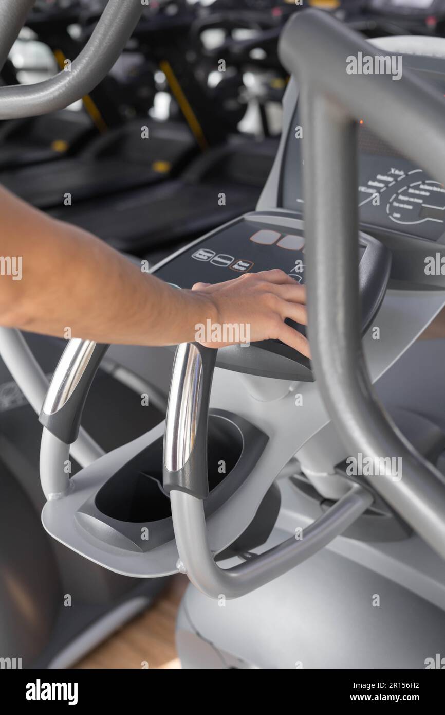 pannello di controllo di macchine ginniche per cardio, oggetti e tecnologia dal design moderno, stile di vita sano con strumenti Foto Stock