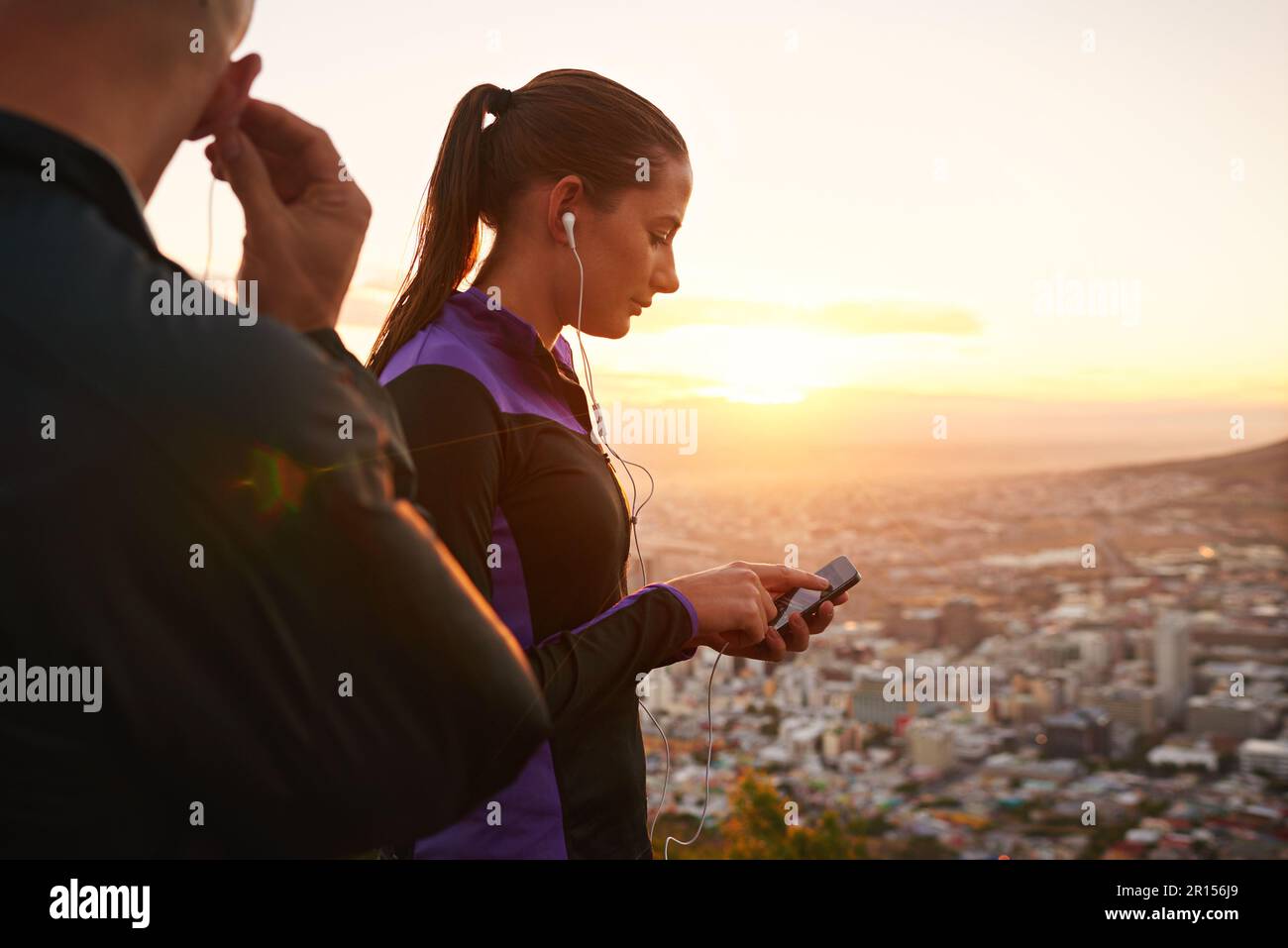 Pronti a partire con una musica motivante. una giovane coppia fuori per una corsa di mattina presto. Foto Stock