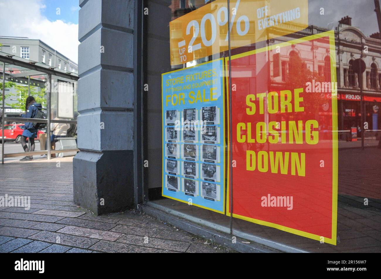 Cork City, Irlanda. 11th maggio, 2023. Il rivenditore di videogiochi GameStop ha annunciato la chiusura di tutti i suoi negozi irlandesi, il negozio della città di Cork sta anche vendendo le sue attrezzature. Credit: Karlis Dzjamko/ Alamy Live News Foto Stock