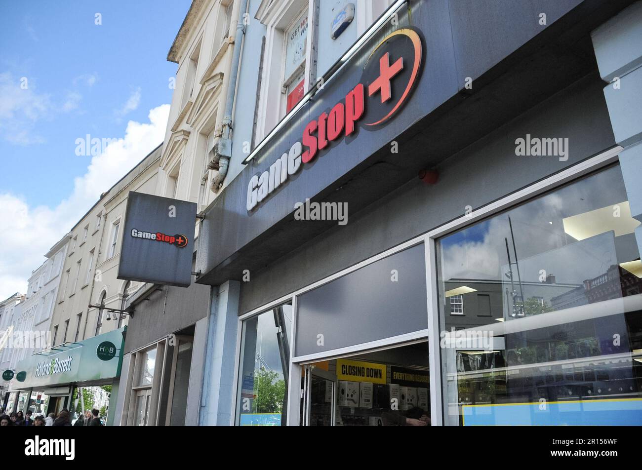 Cork City, Irlanda. 11th maggio, 2023. Il rivenditore di videogiochi GameStop ha annunciato la chiusura di tutti i suoi negozi irlandesi, il negozio della città di Cork sta anche vendendo le sue attrezzature. Credit: Karlis Dzjamko/ Alamy Live News Foto Stock